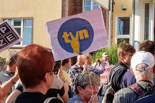 Lex TVN. O co chodzi w awanturze i protestach. Czym jest Lex TVN, które przyjął Sejm?