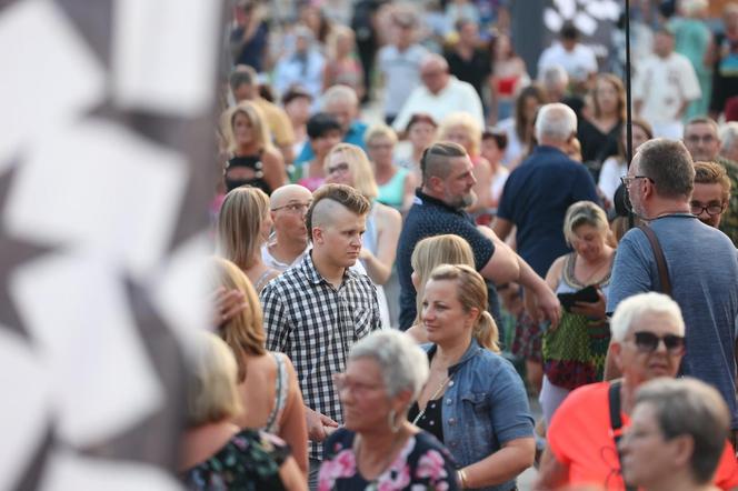 Potańcówka pod Teatrem Śląskim w Katowicach. Tłumy wręcz oszalały ZDJĘCIA