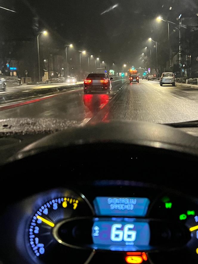 Limuzyna Trzaskowskiego mknie 60 km/h na ulicy z ograniczeniem do 30 km/h