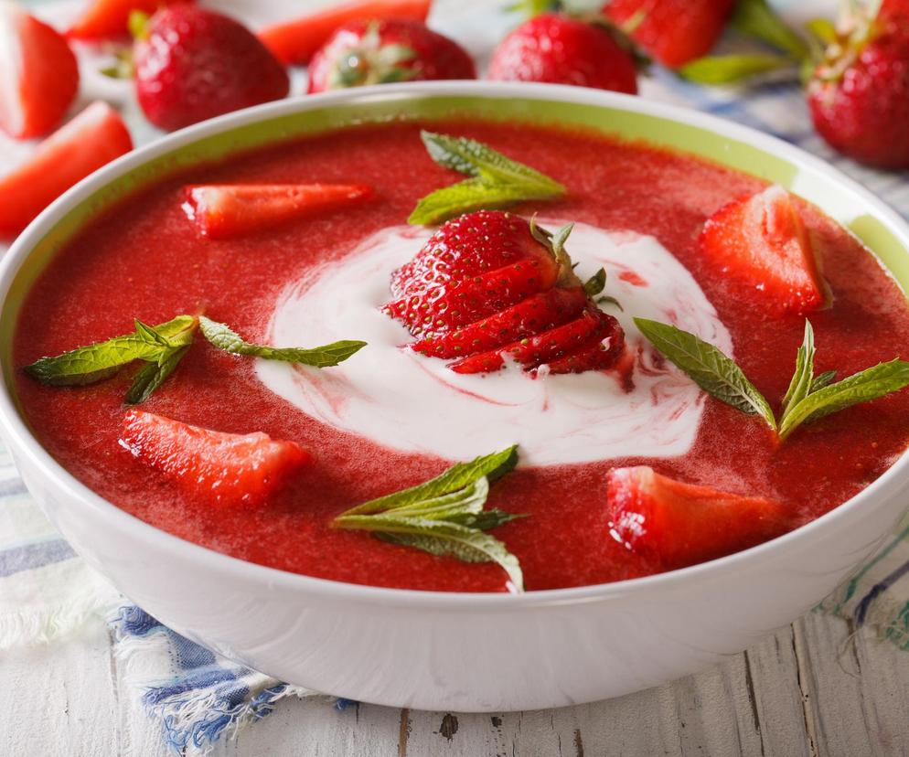 Doładuj się witaminami i energią. Owocowe chłodniki to sezonowy hit