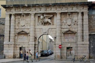 Zadar to centrum kulturalne północnej Dalmacji. Z lotniska w Rzeszowie dotrzesz tam w niecałe 2 godziny