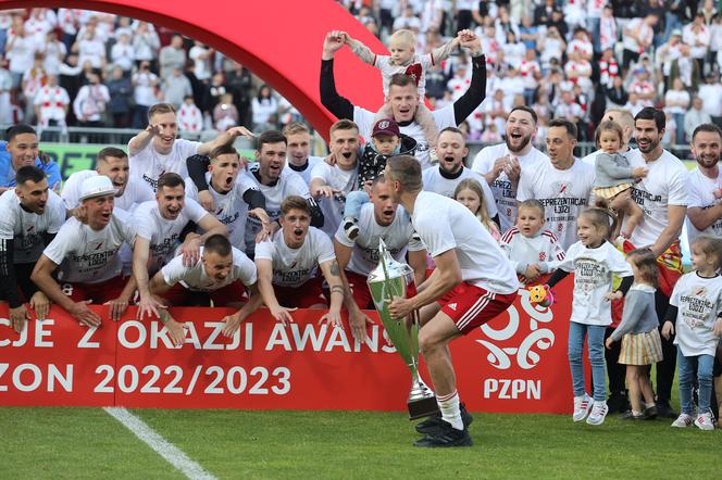 ŁKS Łódź wraca do Ekstraklasy i żegna się z 1. ligą! Tak świętowali kibice i piłkarze [GALERIA]