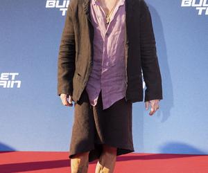 Brad Pitt pokazał nogi. Na czerwonym dywanie pojawił się w spódnicy. Wygląda obłędnie!