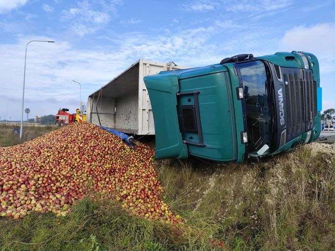 Przewrócona ciężarówka zablokowała rondo. 30 ton jabłek na drodze