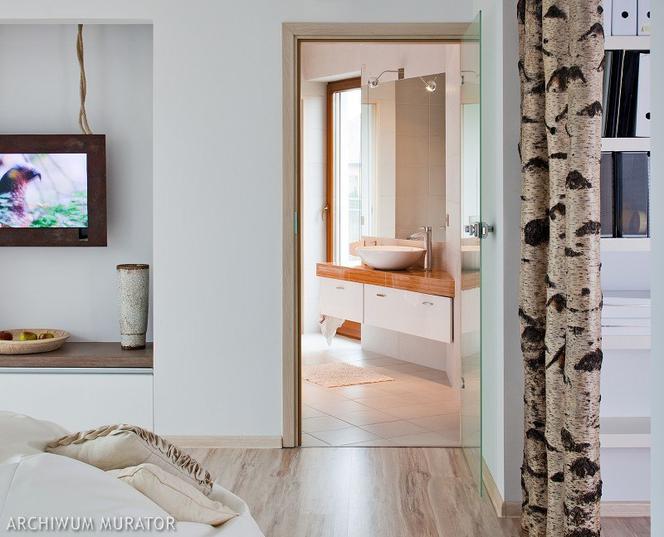 Jak urządzić nowoczesny salon: białe meble i brzozy