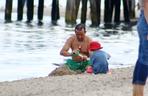 Michał Koterski na plaży z rodziną