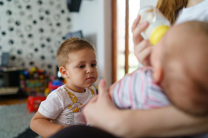 Gdy starszak mówi, że nienawidzi nowego rodzeństwa. Oto najgorsza rzecz, jaką możesz wtedy zrobić