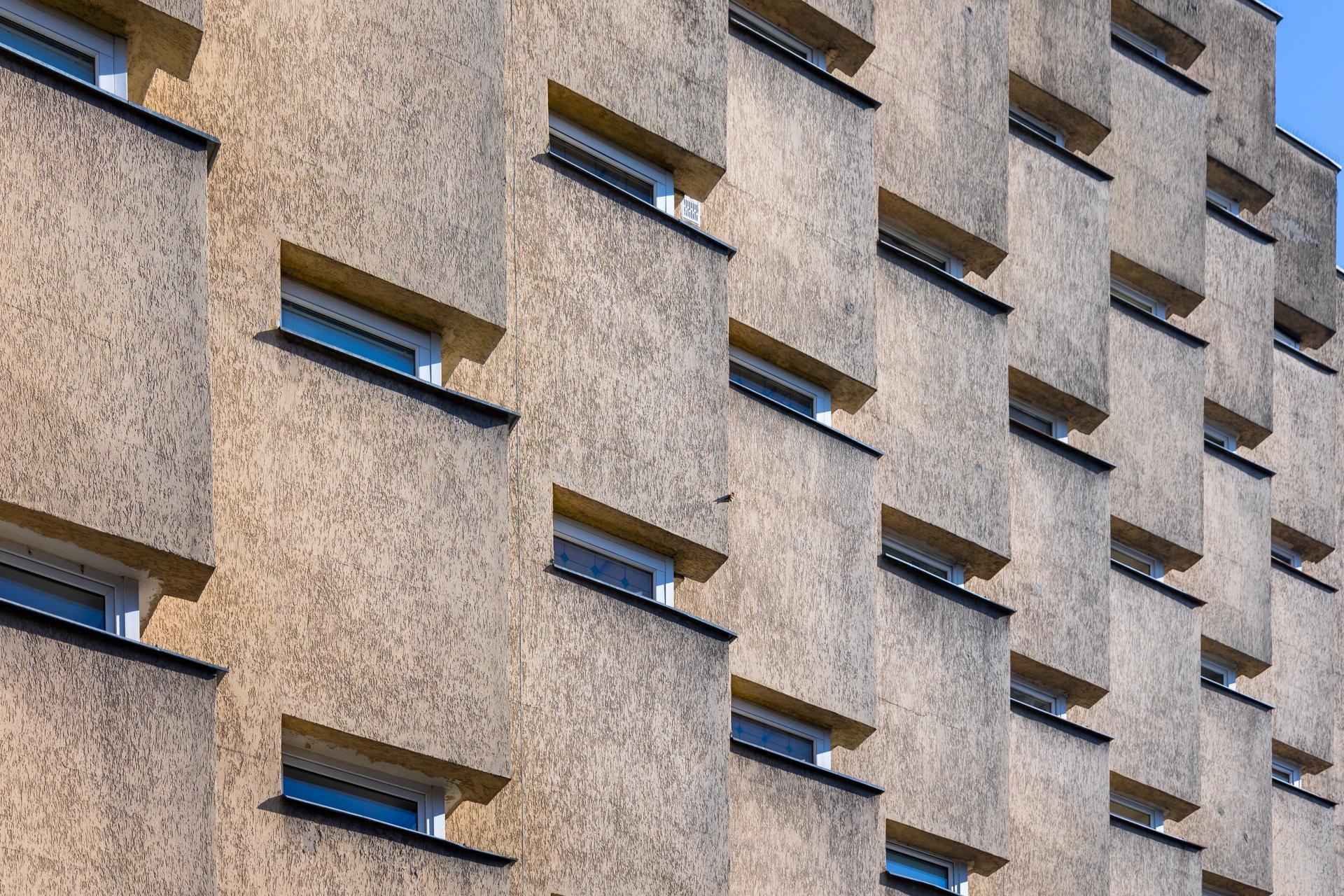 Blok PRL na ul. Koziej 9 - zobacz budynek, który z zmienia się wraz z punktem widzenia