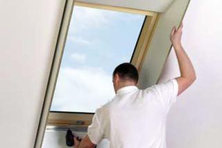 Wykończenie wnęki okiennej wokół okna dachowego z zastosowaniem szpalet: instrukcja