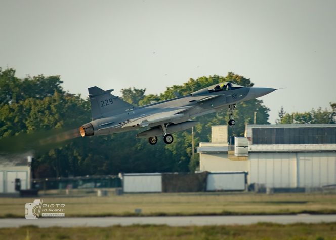 Wzruszający gest pilotów odlatujących z Radomia. Polska flaga na niebie dla „Slaba”