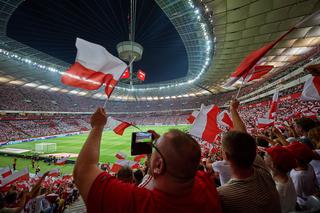 Wstyd! Tak kibice potraktowali polską flagę i szalik. Dziennikarz pokazał zdjęcie po Polska - Anglia