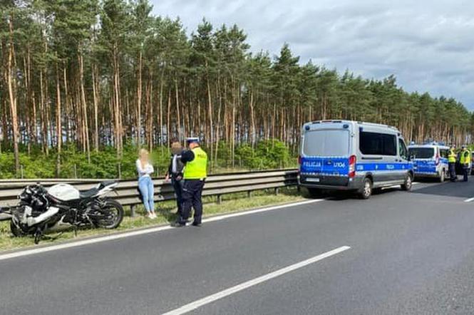 Funkcjonariusz z poznańskiej policji jechali korytarzem życia, nagle wjechał w nich motocyklista