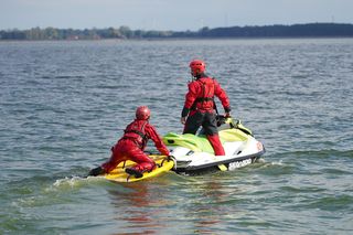 Nastolatek zniknął pod wodą. Trwa akcja poszukiwawcza