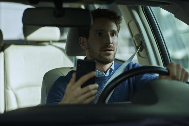 Smartfon za kierownicą to coraz częstsza przyczyna wypadków