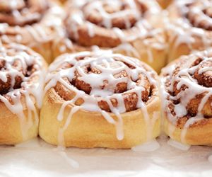 Jesienny hit: bułeczki cynamonowe o smaku Pumpkin Spice Latte. Miękkie, aromatyczne i obłędnie pachnące