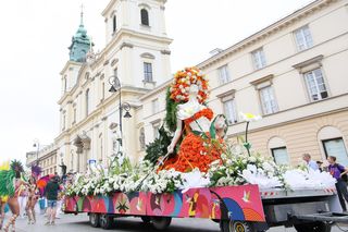 Parada Syrenki 2025 przeszła ulicami Warszawy. Na trasie 20 barwnych platform