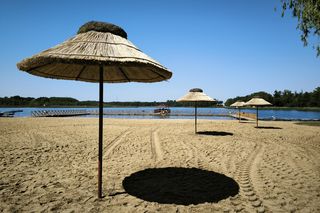 Hawajskie klimaty na plaży w Osiecznej. Miasto przygotowuje się na przyjazd letników [zdjęcia]