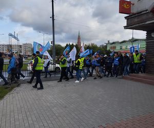 Hutnicy i koksownicy wyszli na ulice w Dąbrowie Górniczej. Apel do rządu o ratunek dla branży i tysięcy miejsc pracy