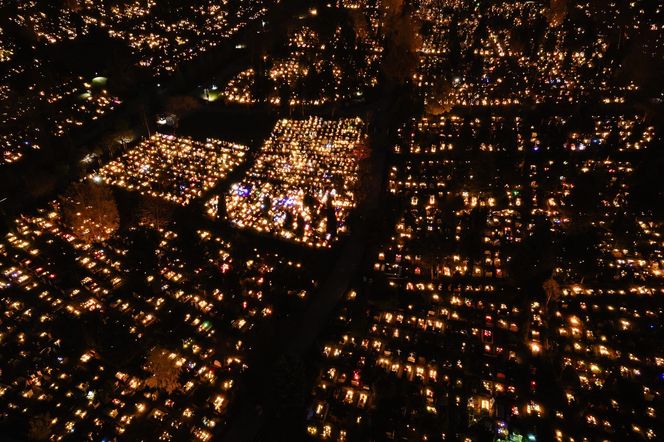 1 listopada na Cmentarzu Łostowickim w Gdańsku. Tak wygląda w dniu Wszystkich Świętych