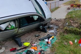 Samochód osobowy uderzył w kapliczkę w Lasach w pow. kraśnickim