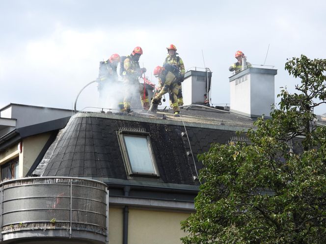 Pożar poddasza na Grochowie. Ewakuacja kilkudziesięciu osób