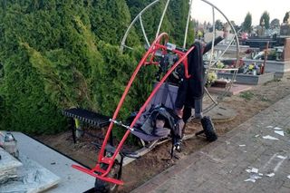 Wypadek w Kujawsko-Pomorskiem. Motoparalotniarz spadł na cmentarz. Lekarzom nie udało się go uratować 