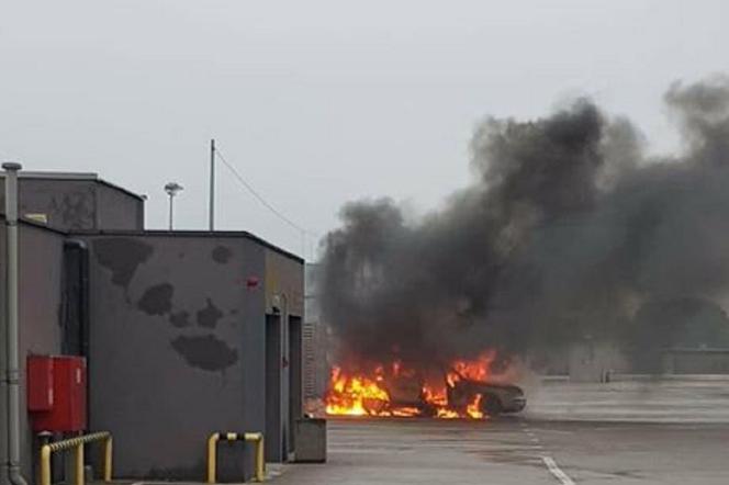 Ewakuacja w CH Załęże w Katowicach! Na parkingu płonął samochód