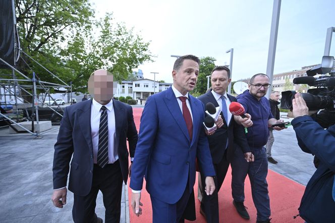 Wielkie wejście Trzaskowskiego do TVP. Zdjęcia uchwyciły każdy krok