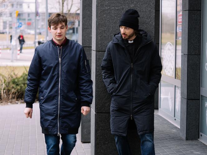 Na Wspólnej odc. 3277. Tomek (Krzysztof Chodorowski), ksiądz Olek (Jan Hussakowski)