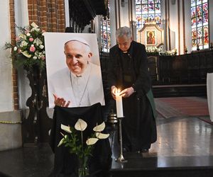Warszawa żegna papieża Franciszka. Poruszające wpisy w Archikatedrze 