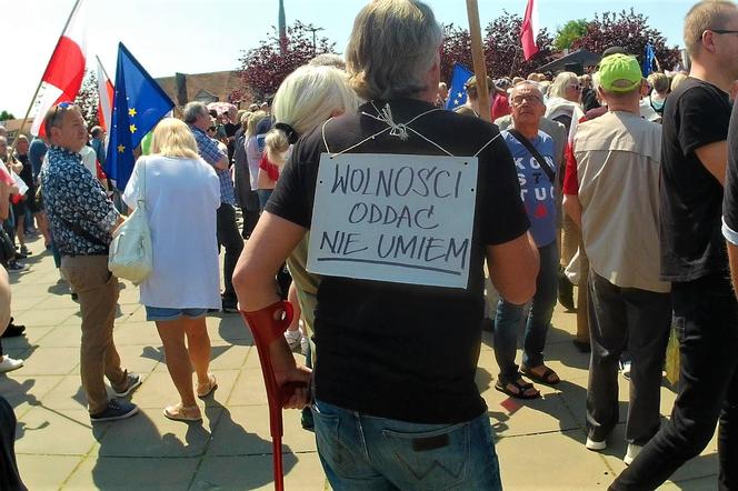 Manifestacja 4 czerwca na placu Solidarności w Szczecinie