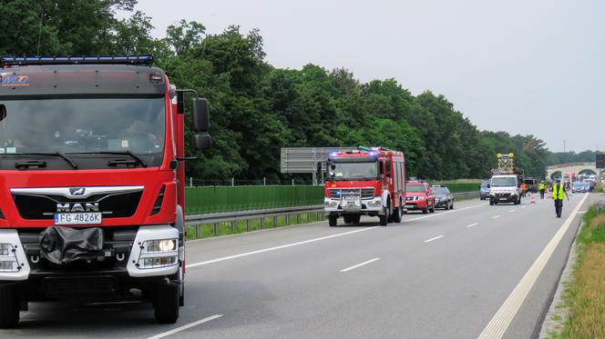 Wypadek busa z dziećmi i wojskowej ciężarówki na S3 pod Zieloną Górą! 12-latka reanimowana. Są inni ranni