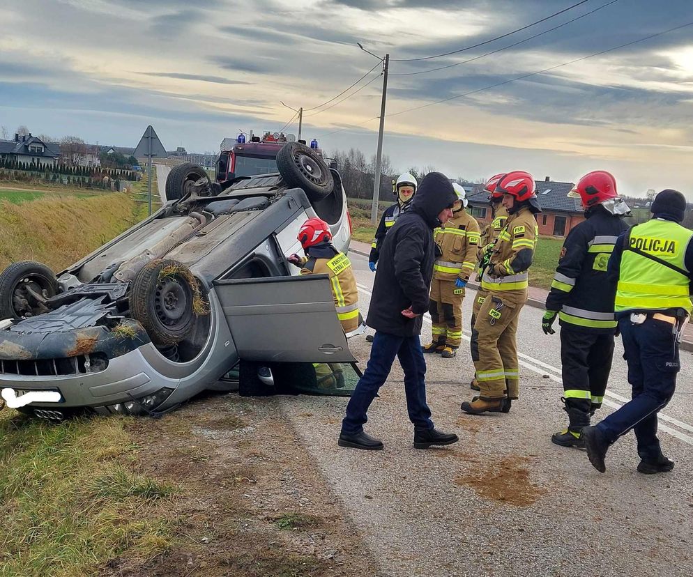 Dąbrowa. Dachowanie auta oosbowego. Jedna osoba poszkodowana