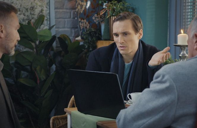 M jak miłość, odcinek 1853: Olek (Maurycy Popiel), Andrzej Budzyński (Krystian Wieczorek), Argasiński (Karol Strasburger)