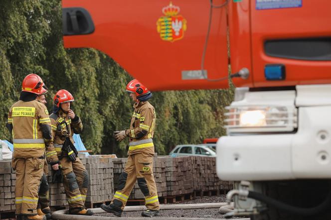 Wciąż płoną hale produkcyjne w Małopolsce. Strażacy apelują o nieotwieranie okien 