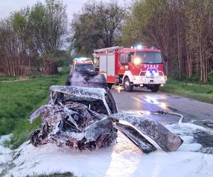 Rudzienko: Auto uderzyło w drzewo i stanęło w płomieniach. 46-latek zginął na miejscu!