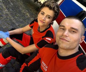 Na sygnale na planie. Karolina (Klaudia Janas), nowy ratownik (Mateusz Dymidziuk)