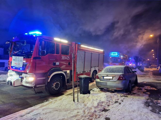 ​Koło domu w Święciechowie spaliła się mercedes. Kolejny pożar w regionie [ZDJĘCIA]