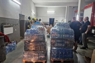 Piękny gest. Anonimowy darczyńca przekazał powodzianom setki par butów i ciepłych skarpet [ZDJĘCIA]