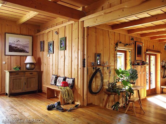 drewniany dom góralski wnętrza