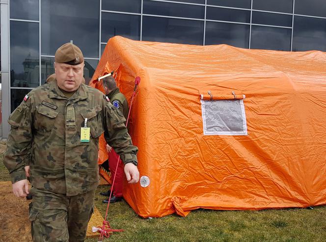  Na łódzkim lotnisku stanął specjalny namiot i wprowadzono procedury sanitarne zapobiegające rozprzestrzenianiu się koronawirusa