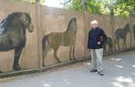 Malarz sam odnawia mural na ogrodzeniu wrocławskiego zoo