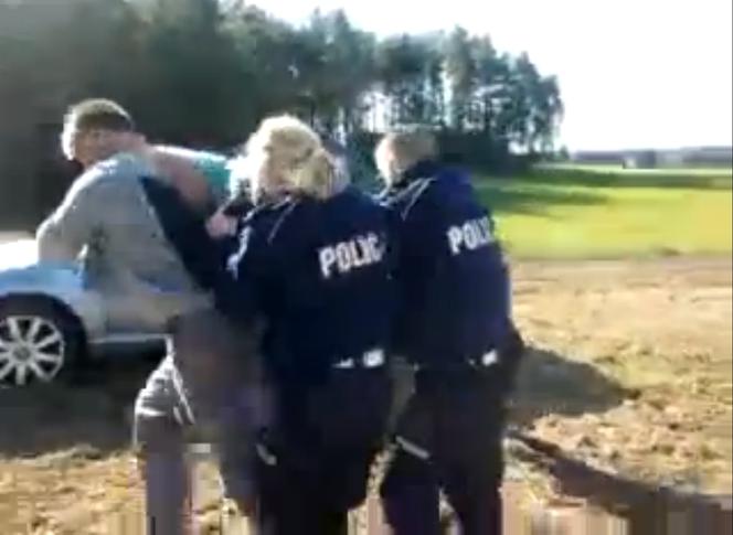 Policjanci z Bytowa próbują zatrzymać opornego kierowcę