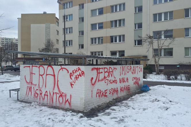 Można mieć swoje zdanie, ale takie graffiti jest poniżej wszelkiej krytyki - uważają okoliczni mieszkańcy.