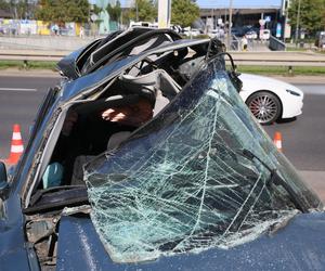 Wypadek w Alejach Jerozolimskich. Samochód uderzył w autobus. Kierowca osobówki nie żyje