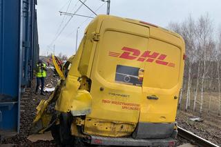 Groźny wypadek koło Łasku. Zderzenie samochodu dostawczego z pociągiem [ZDJĘCIA]