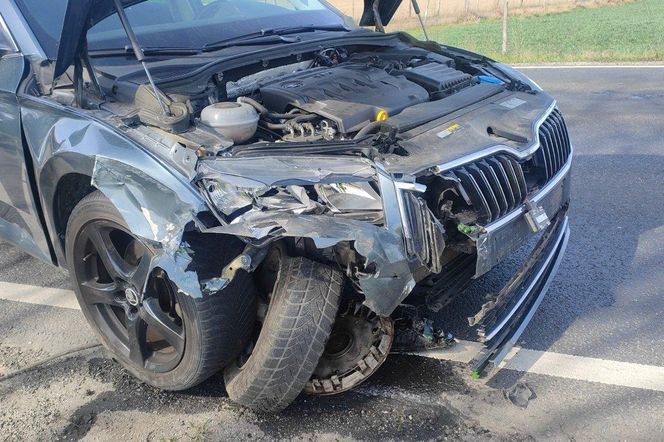 Kolizja na DK12. Jedno auto w rowie, drugie na jezdni