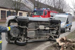 Wypadek w Skarżysku-Kamiennej. Samochód zderzył się z drzewem!