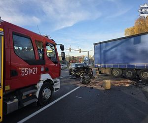 Dramatyczne sceny na DK1 w Pszczynie! 26-letni kierowca w szpitalu po zderzeniu z tirem