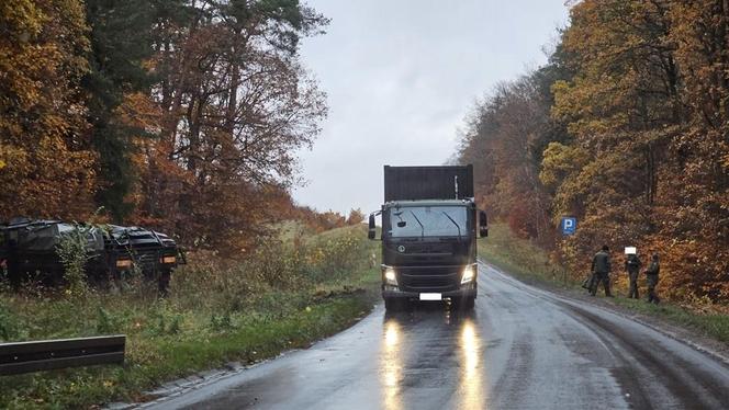 Wypadek w pobliżu Konotopu - wojskowa ciężarówka w rowie 